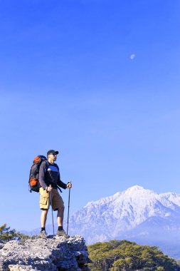 Güneşli bir yaz aylarında dağlarda hiking.