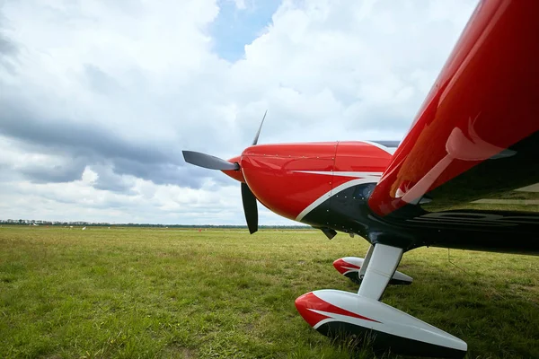 Vista da frente da aeronave com uma hélice contra o s — Fotografia de Stock