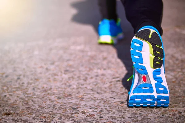 Pie primer plano atleta corriendo en zapatillas al aire libre . — Foto de Stock