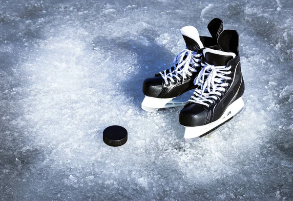 Skridskor för vintersport i det öppna luften på isen. — Stockfoto