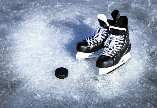 Schaatsen voor de wintersport in de open lucht op het ijs. — Stockfoto