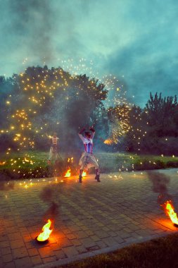 Yangın karanlıkta sokakta dans.