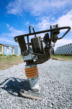 Güneşli bir günde yol döşeme üzerinde Vibroplotnitel.