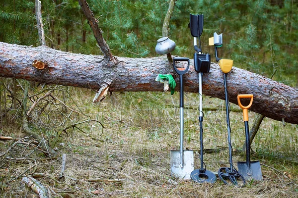 Search for treasure using a metal detector and shovel. — Stock Photo, Image