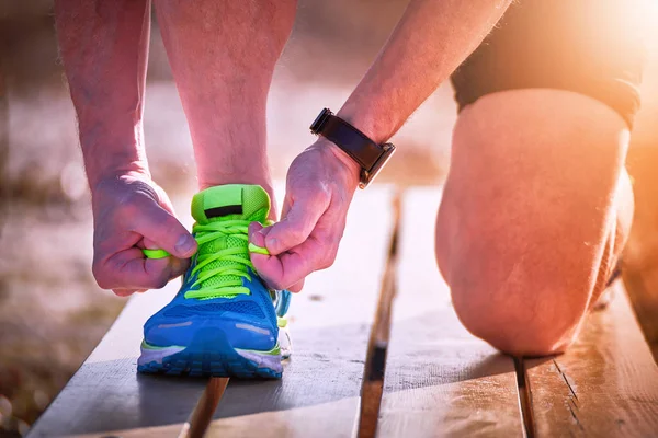 Atar cordones de zapatos en zapatillas durante los deportes al aire libre de clase . — Foto de Stock