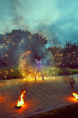 Yangın karanlıkta sokakta dans.