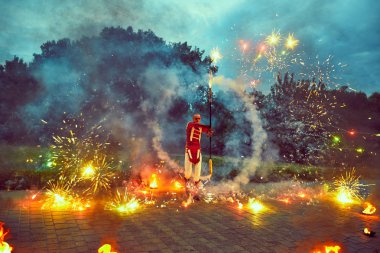 Yangın karanlıkta sokakta dans.