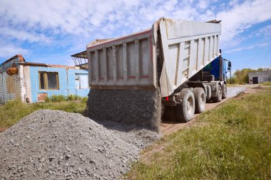 Güneşli bir yolda boşaltma balast.