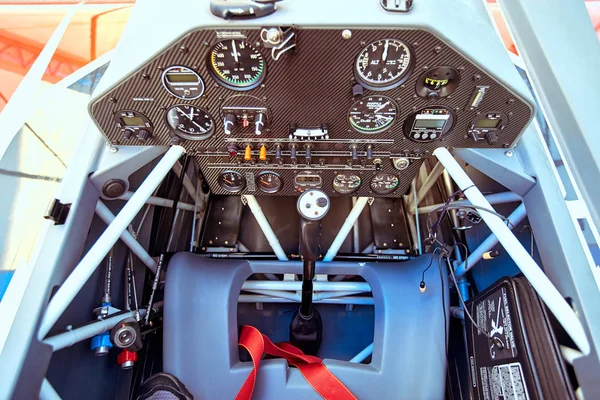 Bedienelemente und Instrumente im Cockpit eines Sportflugzeugs — Stockfoto