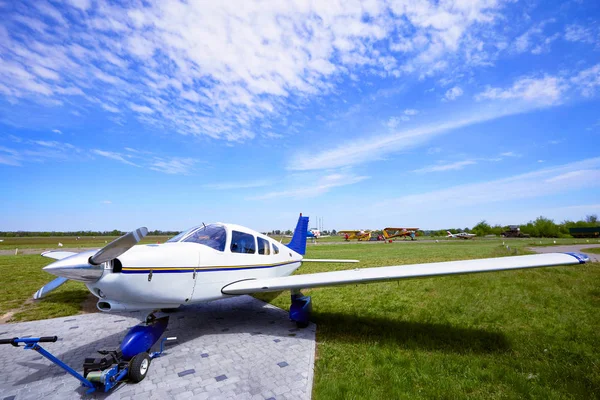 Pequenas aeronaves no estacionamento do aeródromo . — Fotografia de Stock