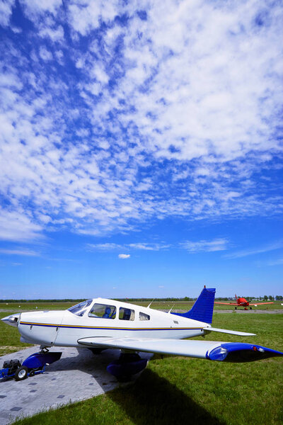 Маленький самолет на стоянке аэродрома
. 
