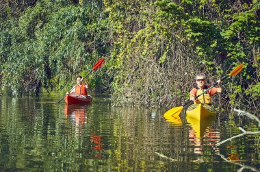 Yaz aylarında nehir Kano gezisinde.