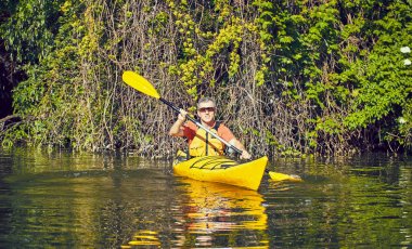 Yaz aylarında nehir Kano gezisinde.
