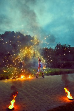 Yangın karanlıkta sokakta dans.
