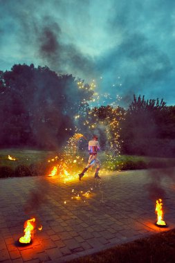 Yangın karanlıkta sokakta dans.