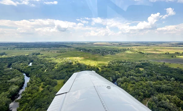Pohled z okna letadla při nízké výšce. — Stock fotografie