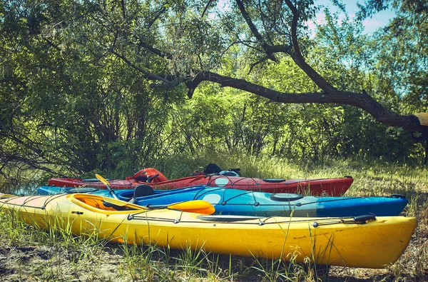 Una passeggiata estiva lungo il fiume in kayak in una giornata di sole . — Foto Stock