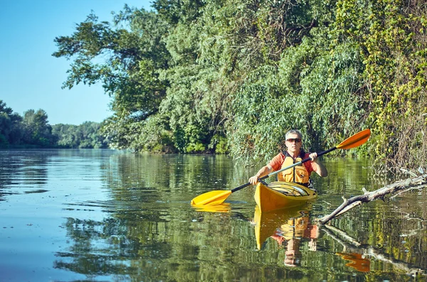 Un viaje en canoa por el río en verano . — Foto de Stock