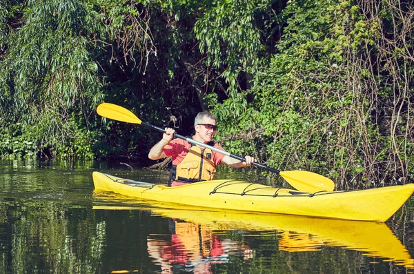 Eine Kanutour auf dem Fluss im Sommer. — Stockfoto