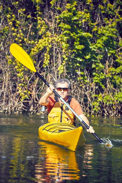 Un viaje en canoa por el río en verano . —  Fotos de Stock
