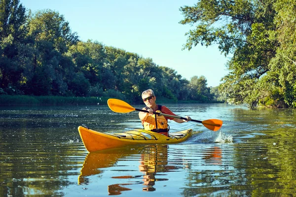 Eine Kanutour auf dem Fluss im Sommer. — Stockfoto