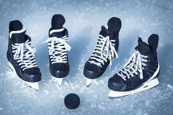 Skates for winter sports in the open air on the ice. — Stock Photo, Image