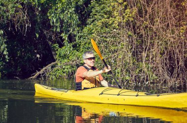 Yaz aylarında nehir Kano gezisinde.