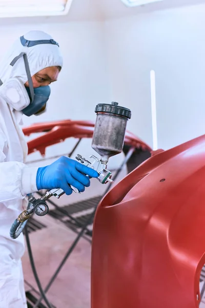 Painting the car\'s bumper red on the service.