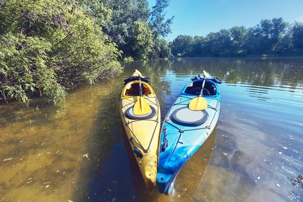 Un paseo de verano a lo largo del río en kayaks en un día soleado . —  Fotos de Stock