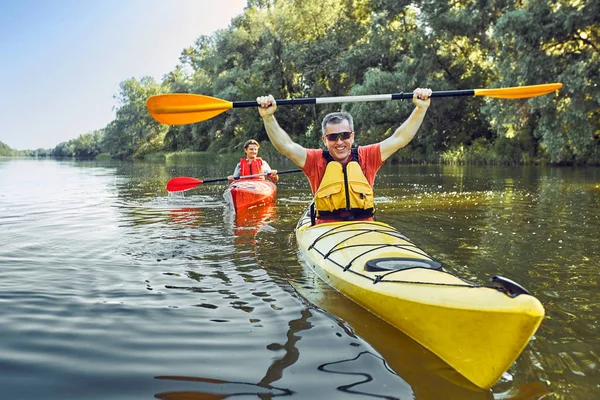 Un viaje en canoa por el río en verano . — Foto de Stock