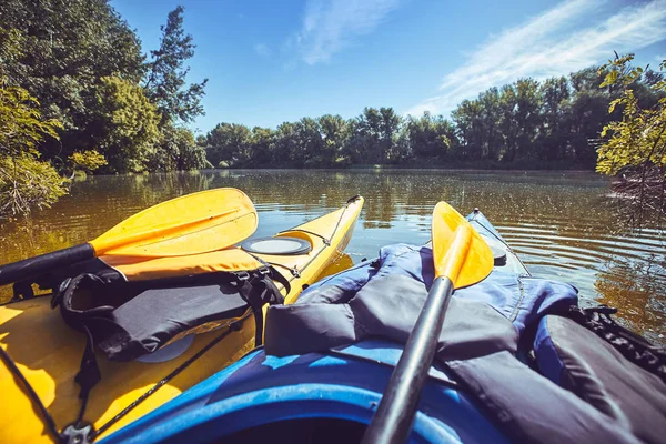 Une promenade estivale le long de la rivière en kayak par une journée ensoleillée . — Photo