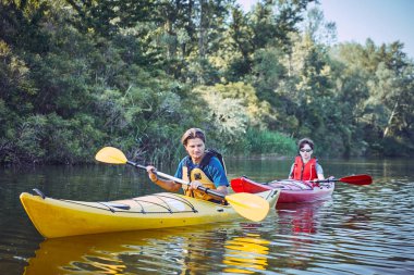 Yaz aylarında nehir Kano gezisinde.