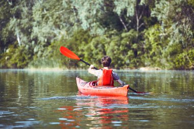 Nehir boyunca ormanda yaz boyunca kano gezisi.