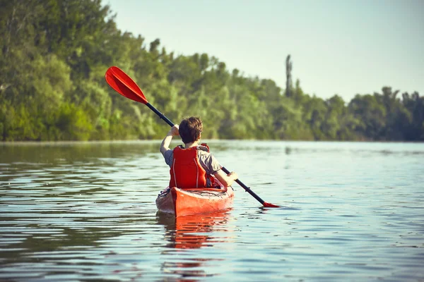Un viaje en canoa por el río a lo largo del bosque en verano . —  Fotos de Stock
