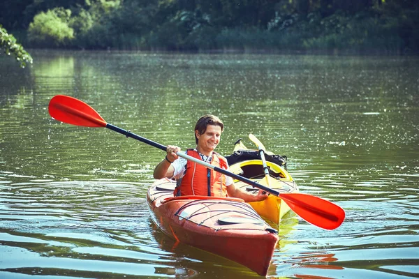 Eine Kanutour auf dem Fluss im Sommer. — Stockfoto