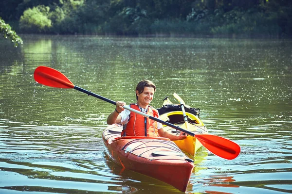 Un viaje en canoa por el río en verano . — Foto de Stock