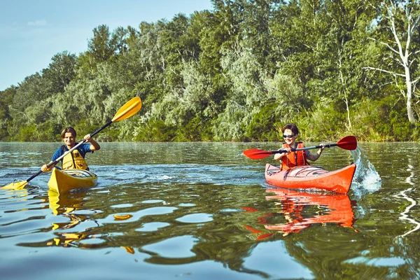 Une excursion en canot le long de la rivière le long de la forêt en été . — Photo