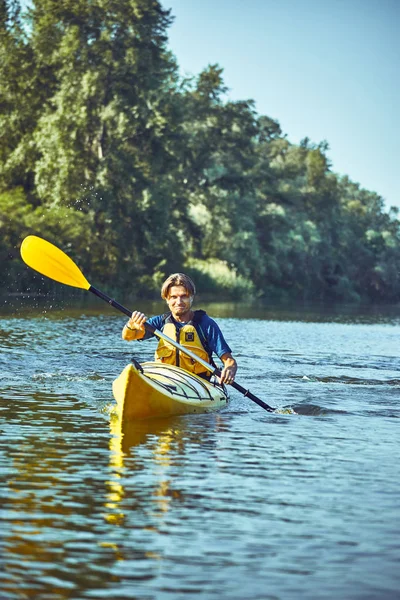 Eine Kanutour auf dem Fluss entlang des Waldes im Sommer. — Stockfoto