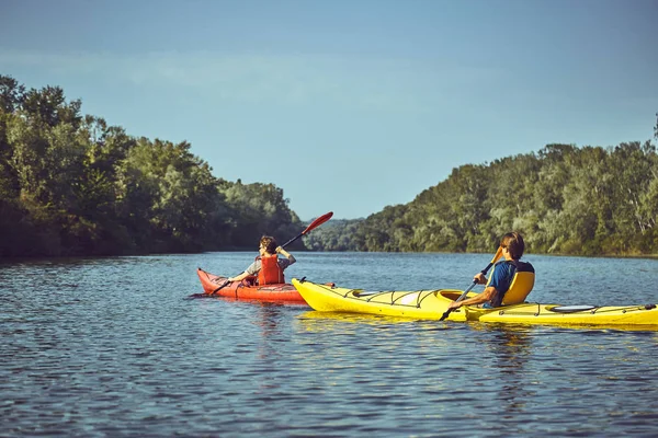 Un viaje en canoa por el río a lo largo del bosque en verano . — Foto de Stock