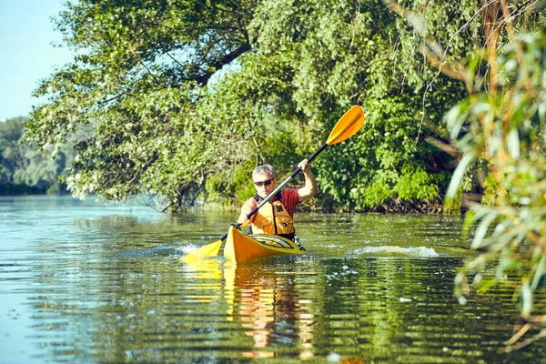 Yaz aylarında nehir Kano gezisinde.