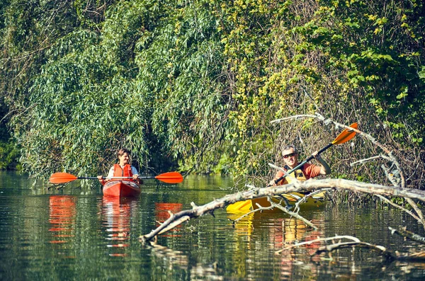 Uma viagem de canoa no rio no verão . — Fotografia de Stock