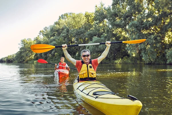 Un viaje en canoa por el río en verano . — Foto de Stock