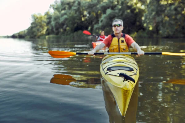 Une excursion en canot sur la rivière en été . — Photo