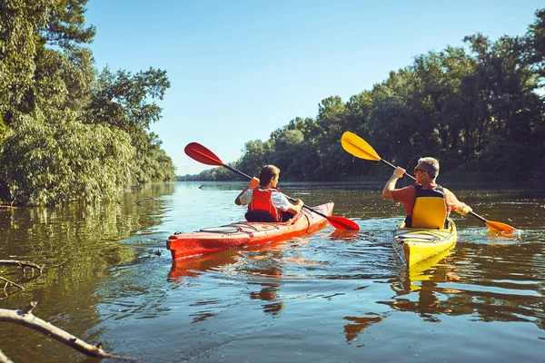 Un viaje en canoa por el río en verano . — Foto de Stock