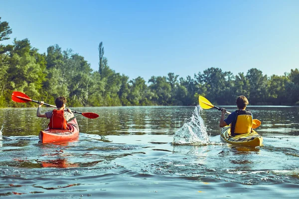 Nehir boyunca ormanda yaz boyunca kano gezisi.
