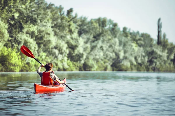 여름에 숲을 따라 강 따라 카누 여행. — 스톡 사진