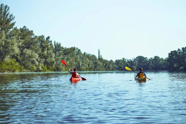 Uma viagem de canoa ao longo do rio ao longo da floresta no verão . — Fotografia de Stock