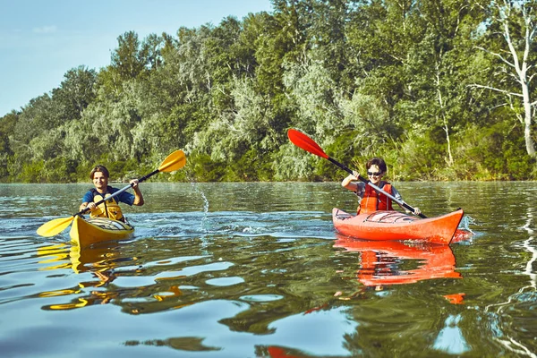 Uma viagem de canoa ao longo do rio ao longo da floresta no verão . — Fotografia de Stock