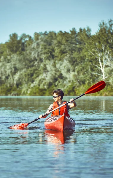 Une excursion en canot le long de la rivière le long de la forêt en été . — Photo