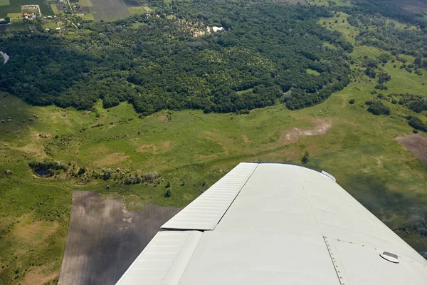 Visa från fönstret flygplan på låg höjd. — Stockfoto